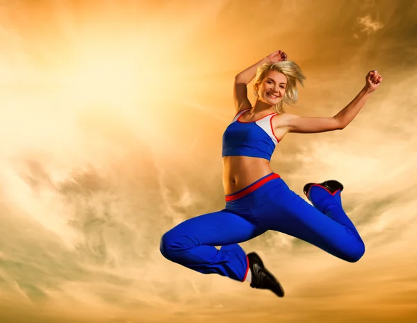 Güzel bir kadın açık havada atlama — Stok fotoğraf