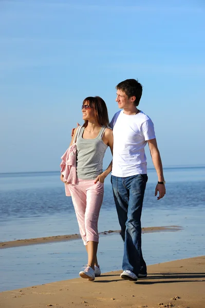 Młoda para spacerująca po plaży — Zdjęcie stockowe