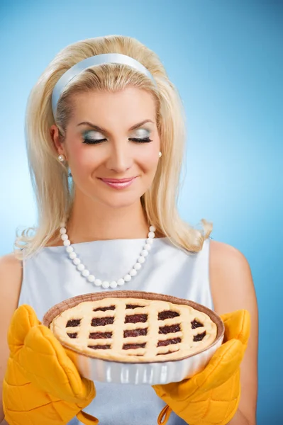 Mooie vrouw met warme Italiaanse taart — Stockfoto