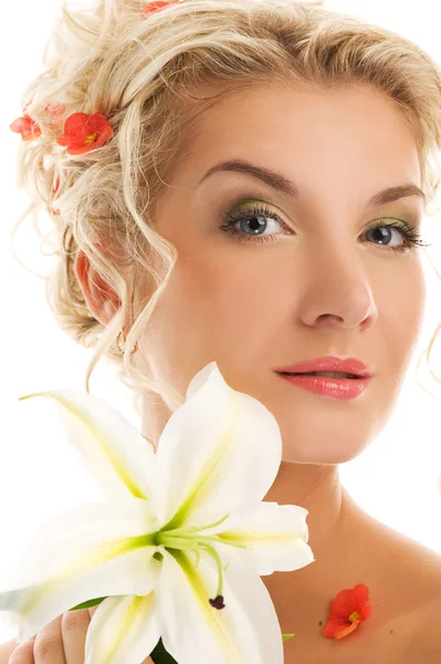 ユリの花を持つ美しい若い女性 — ストック写真