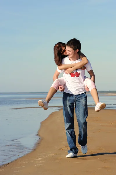 Unga par förälskade på stranden — Stockfoto