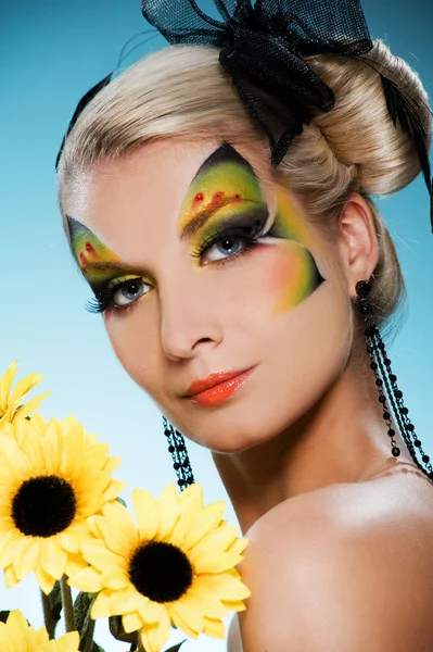 Jovem beleza com borboleta face-art — Fotografia de Stock