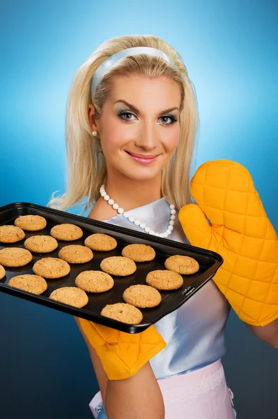 Beautiful woman holding hot roasting pan — Stock Photo, Image