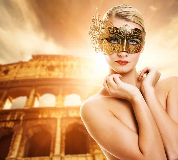 Piękna kobieta przed Koloseum — Zdjęcie stockowe