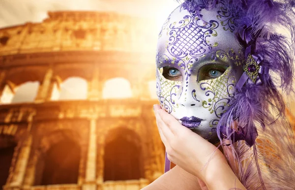Hermosa mujer frente al Coliseo — Foto de Stock