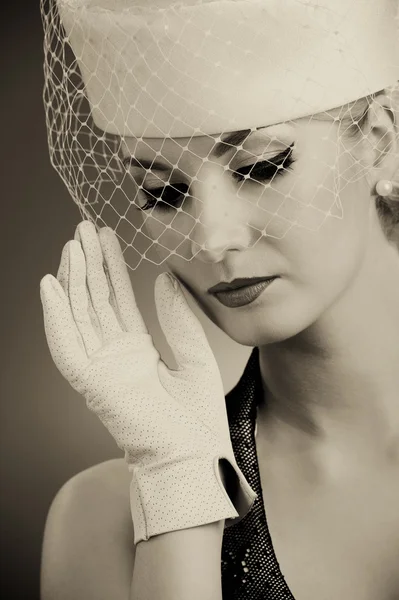 Jovem mulher de chapéu com véu líquido — Fotografia de Stock
