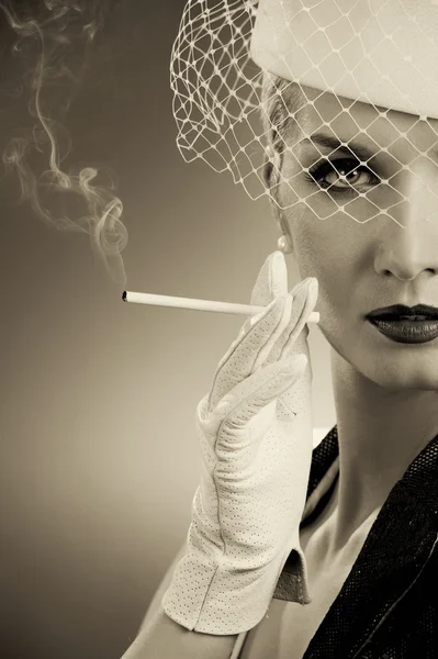 Bella donna fumatrice. Ritratto retro — Foto Stock