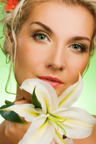 Bela jovem mulher com flor de lírio — Fotografia de Stock