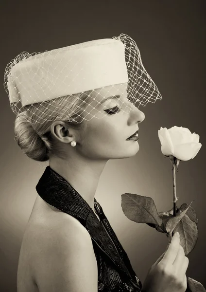 Gyönyörű fiatal nő fehér rózsával — Stock Fotó
