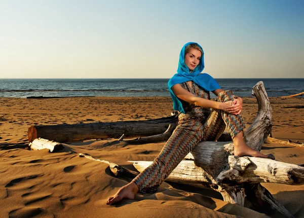Mujer romántica relajándose cerca del mar — Foto de Stock