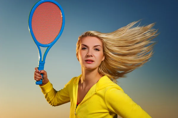 Красивая женщина играет в теннис — стоковое фото