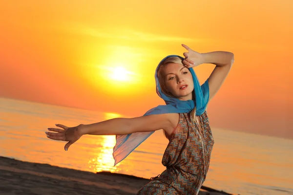 Romantická žena relaxaci u moře — Stock fotografie