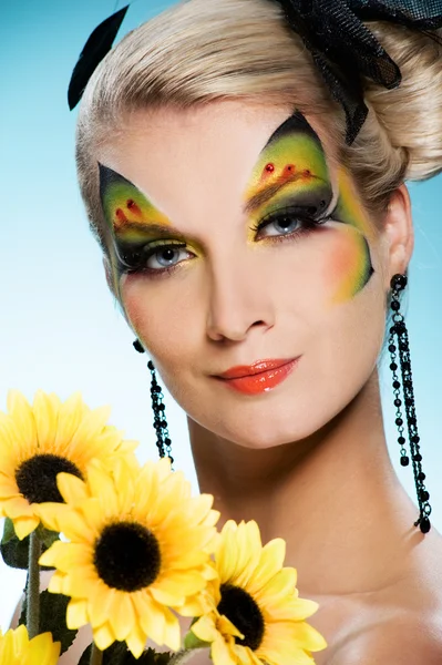 Giovane bellezza con farfalla face-art — Foto Stock