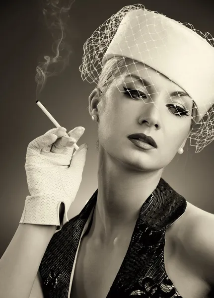 Beautiful smoking woman. Retro portrait — Stock Photo, Image