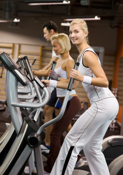 Groep van joggen in een sportschool — Stockfoto