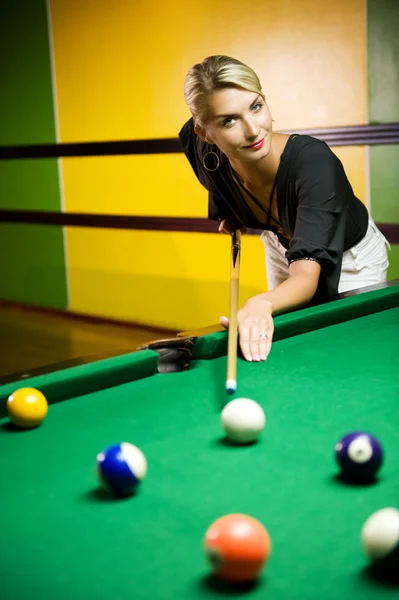 Schöne blonde Frau beim Billardspielen — Stockfoto