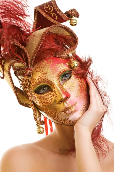Красивая молодая женщина в карнавальной маске — стоковое фото