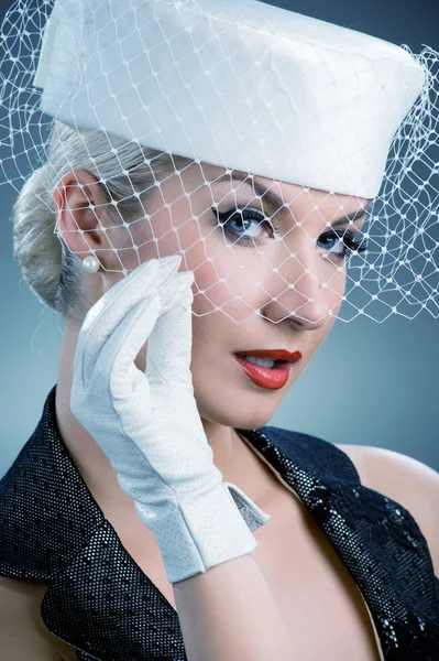白い帽子の美しい若い女性 — ストック写真