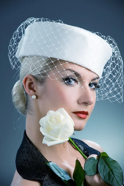 Όμορφη γυναίκα με λευκό τριαντάφυλλο — Φωτογραφία Αρχείου