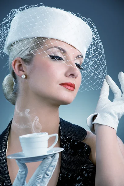 Krásná dáma s šálek kávy — Stock fotografie