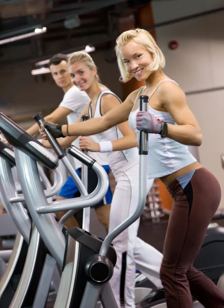Grupp av jogging i ett gym — Stockfoto