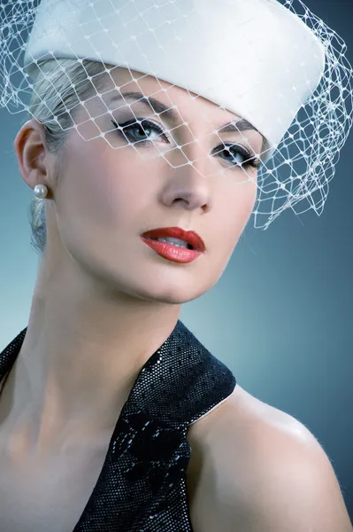 Молода жінка в білому капелюсі з чистим вуаллю — стокове фото
