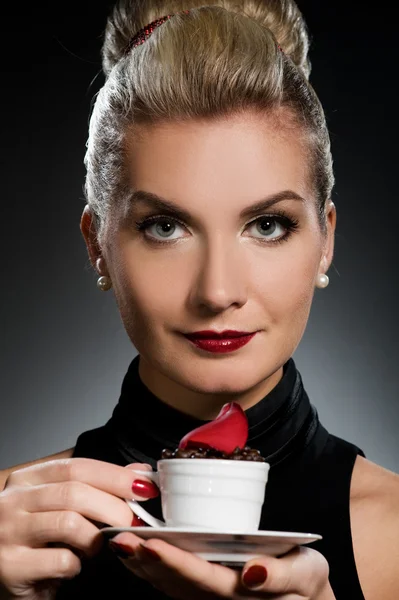 Γοητευτική κυρία με φλιτζάνι καφέ — Φωτογραφία Αρχείου