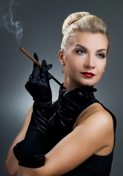 Очаровательная леди курит сигарету — стоковое фото