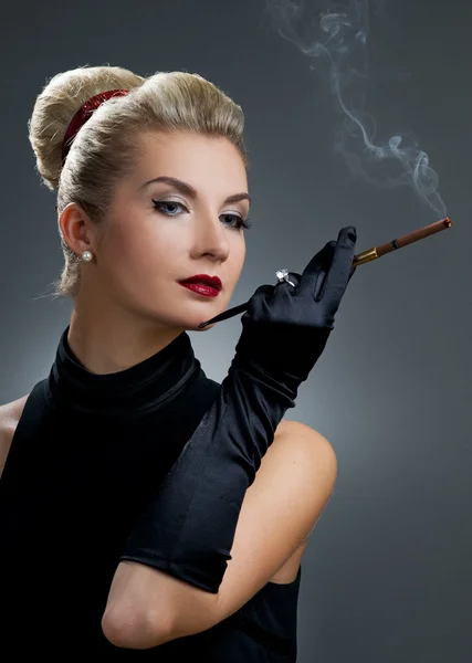 Чарівна леді курить сигарету — стокове фото