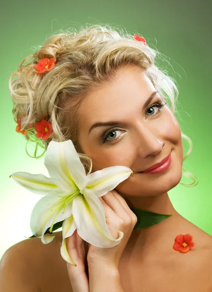 Vacker kvinna med lilja blomma — Stockfoto