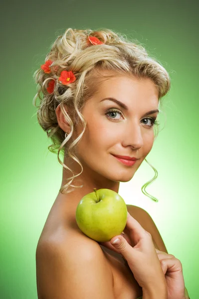 Belle femme avec pomme verte mûre — Photo
