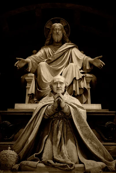 Sculptuur van Jezus en gebed — Stockfoto