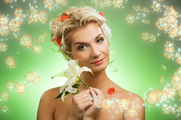 Piękna kobieta z świeżych kwiatów — Zdjęcie stockowe