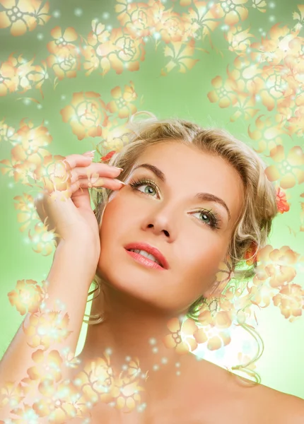 Vacker kvinna med färska blommor — Stockfoto