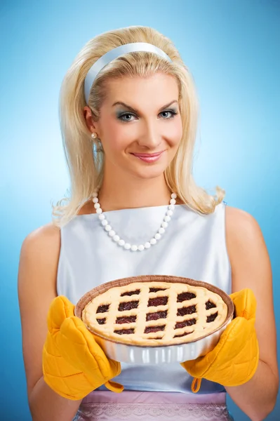 Krásná žena drží horký italský koláč — Stock fotografie