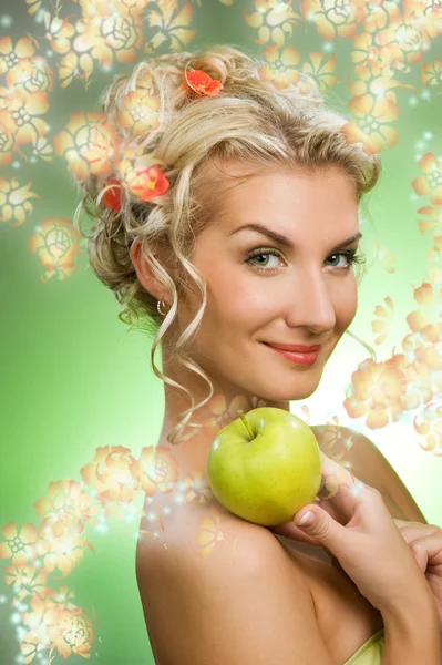 익은 녹색 사과와 아름 다운 여자 — 스톡 사진