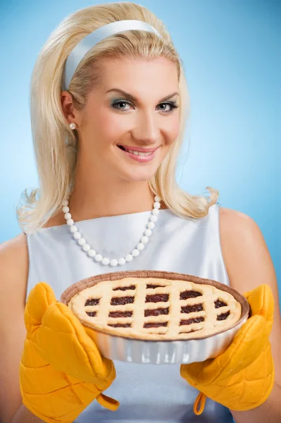 Frau hält heißen italienischen Kuchen — Stockfoto