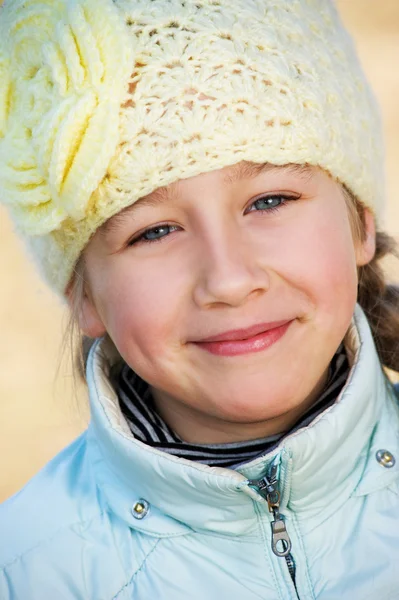 Szép fiatal lány közeli portré — Stock Fotó