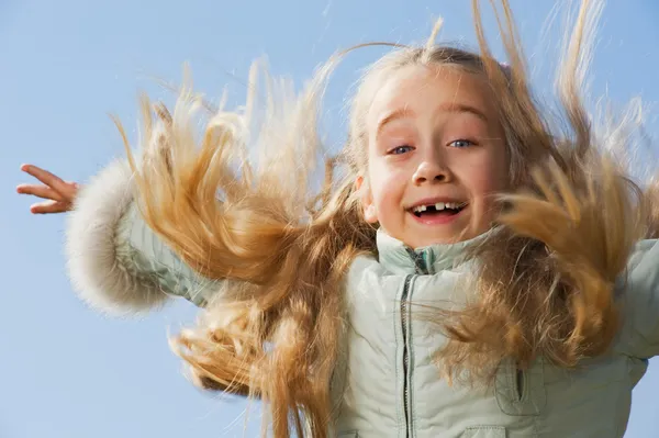 Küçük kız açık havada atlama — Stok fotoğraf