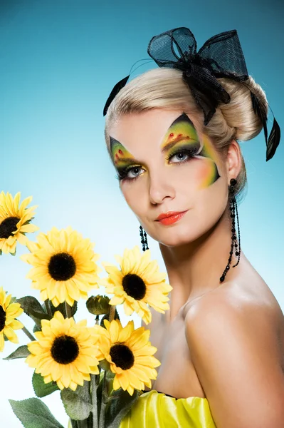 Joven belleza con mariposa cara-arte —  Fotos de Stock