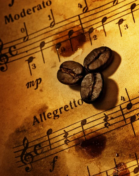 Koffie bonen op een grungy muzikale achtergrond — Stockfoto