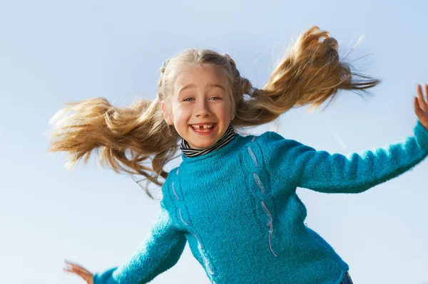 Kleines Mädchen springt ins Freie — Stockfoto
