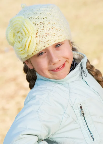 Menina sem dentes feliz ao ar livre — Fotografia de Stock