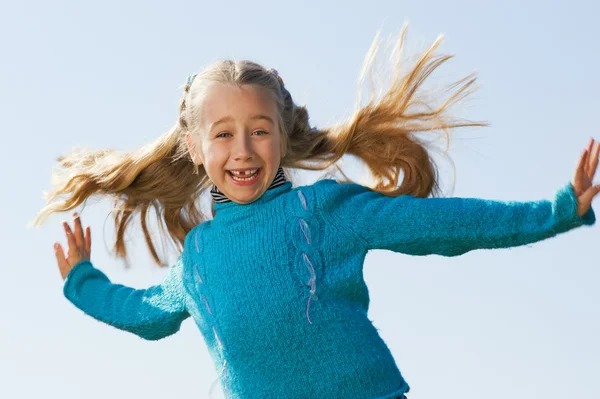 Dziewczynka skacze na zewnątrz — Zdjęcie stockowe