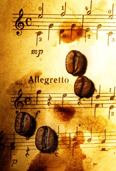 グランジ音楽的な背景の上のコーヒー豆 — ストック写真