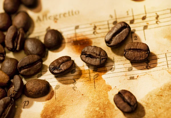 Granos de café sobre fondo musical —  Fotos de Stock