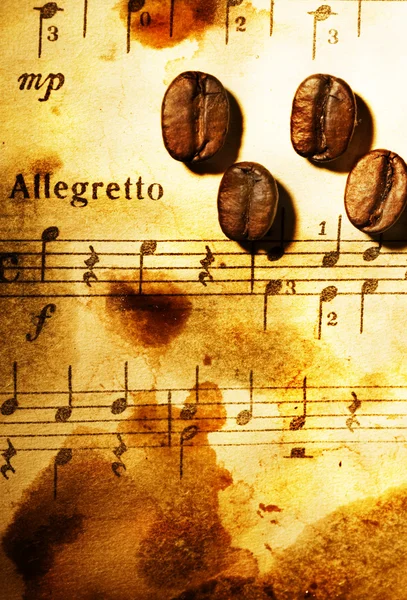 音楽的な背景の上のコーヒー豆 — ストック写真