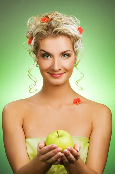 Schöne Frau mit reifem grünen Apfel — Stockfoto