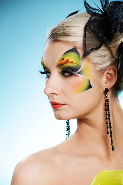 Jovem beleza com borboleta face-art — Fotografia de Stock
