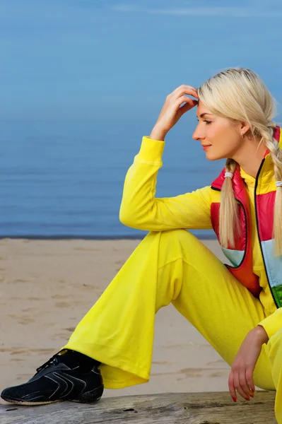 Mujer joven relajándose cerca del mar —  Fotos de Stock
